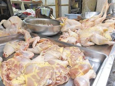 曲靖市场内家禽宰杀依旧，“家禽不能现杀现卖”引热议背后的现实困境